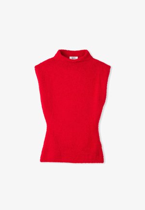 Mouwloze rode fuzzy trui met een opstaande kraag en een aansluitende taille, plat gelegd op een witte achtergrond.