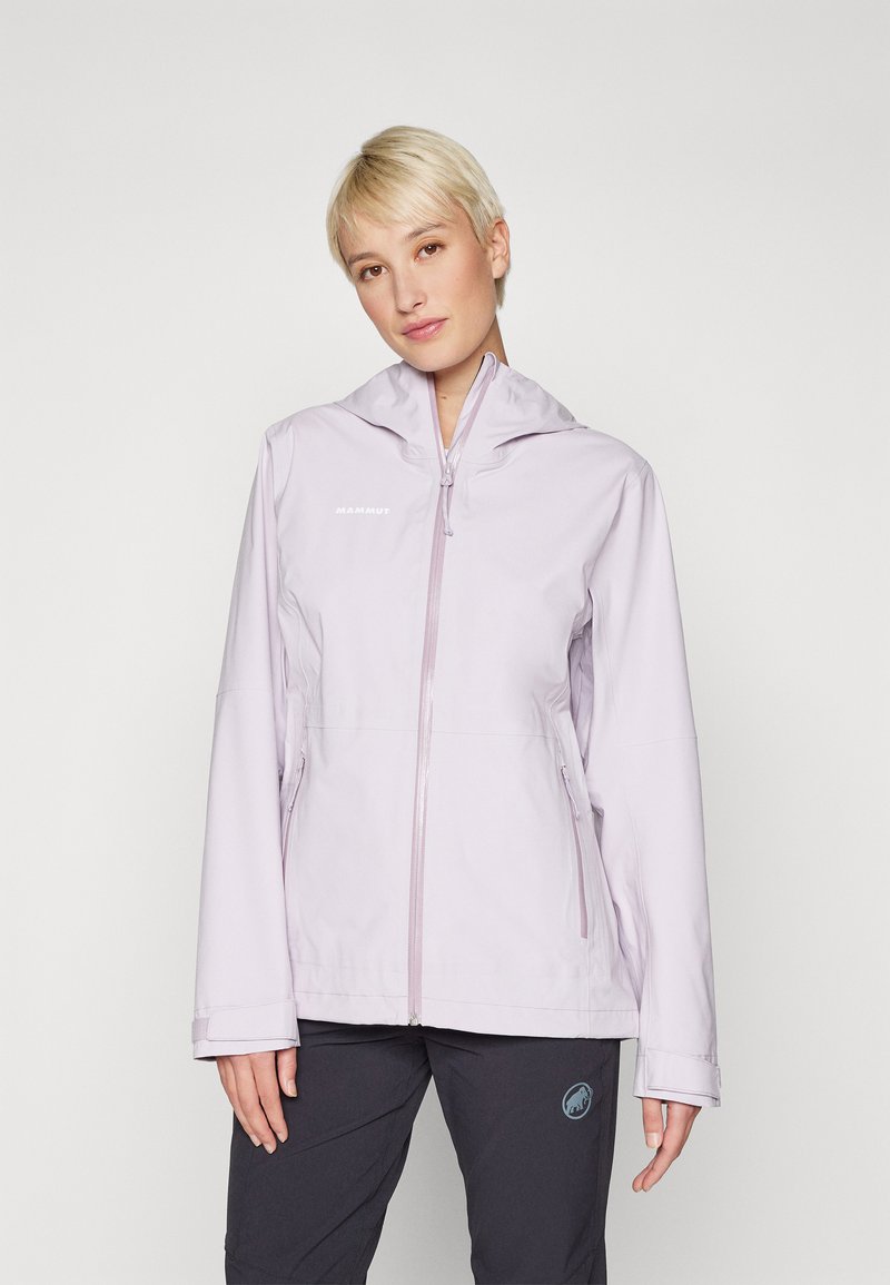 Šviesiai violetinis vandeniui atsparus džemperis su gobtuvu, priekinis užtrauktukas, dvi šoninės kišenės ir logotipas ant krūtinės. Lygus audinys su moderniu siluetu.