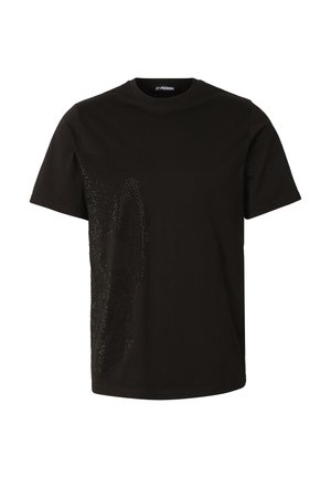 Tricou negru cu mânecă scurtă, cu un design subtil de craniu cu pietre strălucitoare pe partea stângă și cu gât rotund.