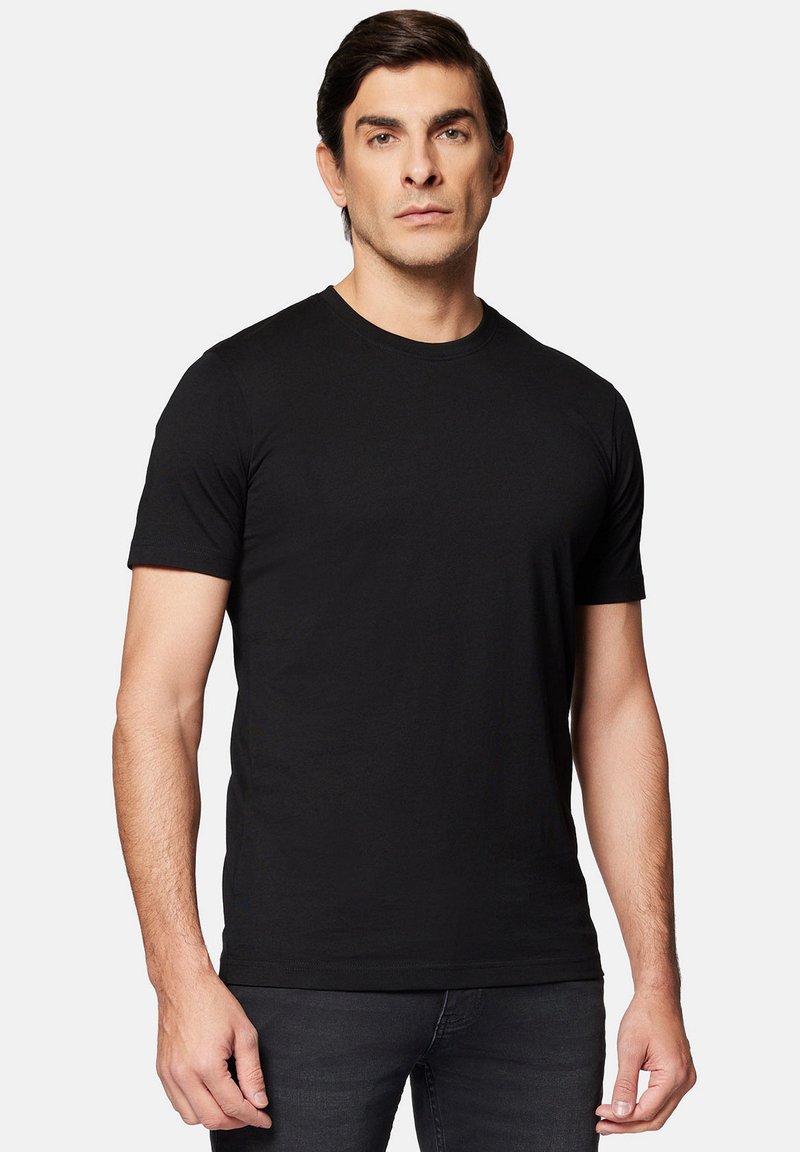 Czarny bawełniany t-shirt z krótkimi rękawami, okrągłym dekoltem i dopasowanym krojem. Gładka tekstura, prezentowany na męskim modelu.