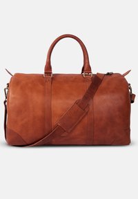 Braune Lederreisetasche, zylindrische Form, doppelte Griffe, verstellbarer Schultergurt, sichtbare Nähte, glatte Textur und eingeprägtes Logo.