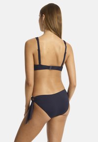 Granatowy bikini z regulowanymi ramiączkami, zapięciem na hak z tyłu i wiązanymi majtkami o gładkiej fakturze.
