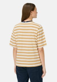 Stribet t-shirt med brede creme- og sennepsstriber, korte ærmer, en rund udskæring og en lille åbning på ryggen.