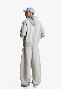 Bershka BALLOON - Donji dijelovi trenirke - dark grey