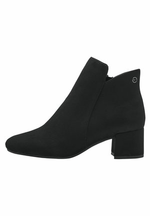 Schwarze Ankle-Boots aus Wildleder mit einer spitzen Zehenpartie, Blockabsatz und einem seitlichen Reißverschluss. Verfügt über ein einfaches Design und ein rundes Akzentdetail auf der Rückseite.