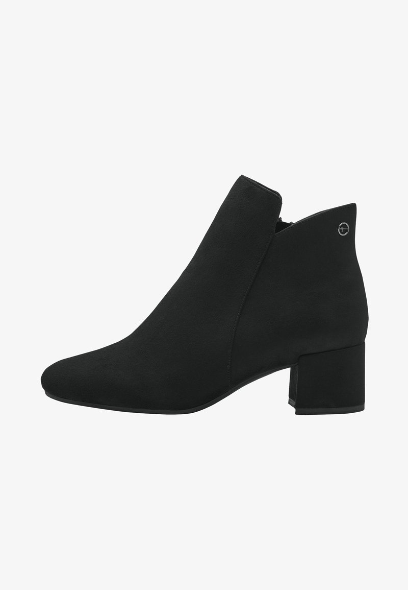 Bottines noires en daim, avec un bout pointu, un talon carré et une fermeture éclair sur le côté. Présente un design simple et un accent circulaire à l'arrière.