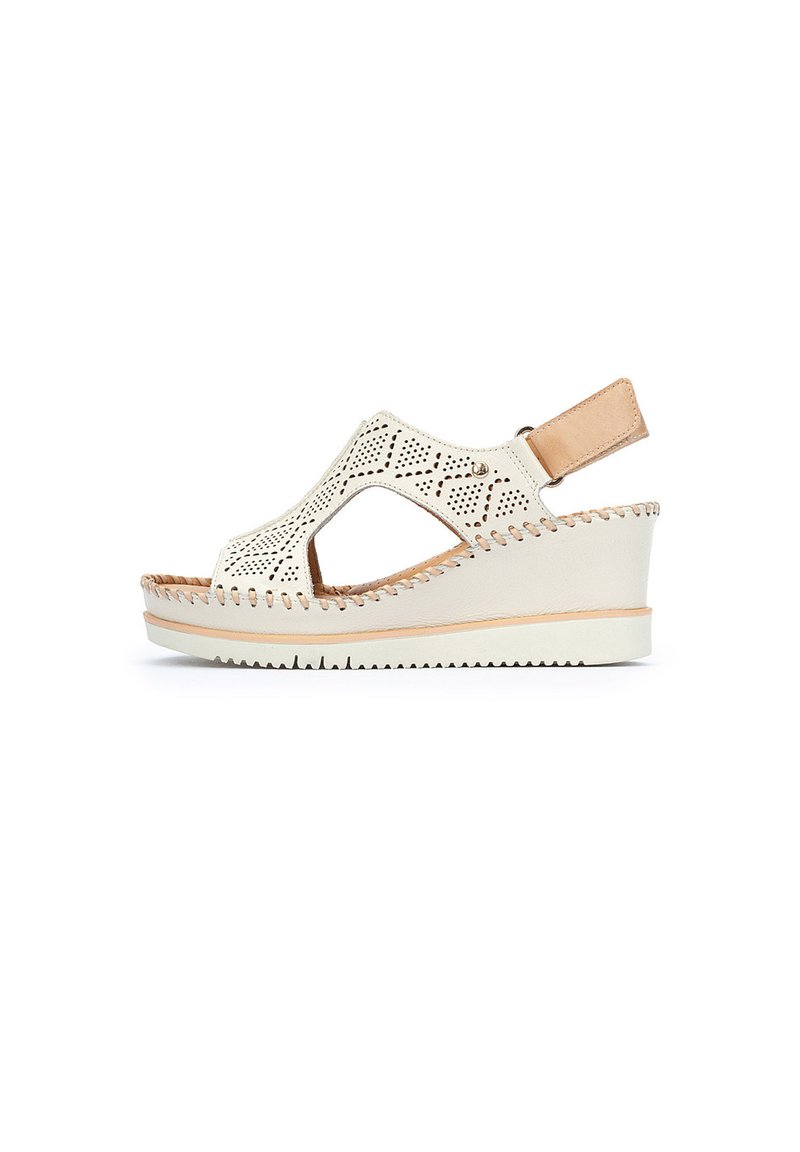 Sandal wedge bianco perforato con design a taglio e accento beige. Presenta una fascia sul tallone e una suola texturizzata per la presa. Elegante e traspirante.