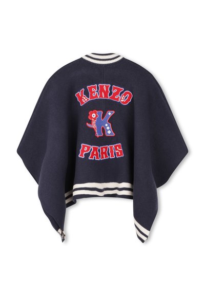 Poncho tricoté bleu marine avec des finitions en côtes blanches. Présente "KENZO" et "PARIS" en broderie rouge et bleue, avec des détails graphiques ludiques.