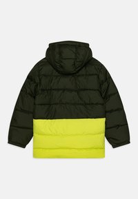 Puffjakke med hette, med en mørk grønn overdel og en fluorescerende gul underdel. Laget av glatt syntetisk materiale.
