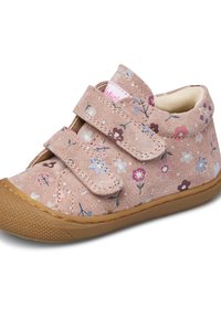 Růžová semišová dětská bota s květinovými vzory, která má dva suché zipy. Texturovaná gumová podrážka zajišťuje přilnavost.