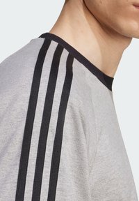 adidas Originals STRIPES - Camiseta de manga larga - medium grey heather   black