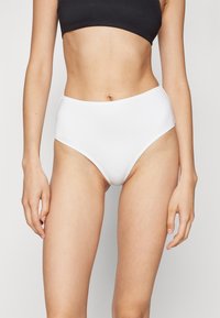 Fundo de biquíni branco de cintura alta feito de um tecido liso, com bordas limpas e sem costura, apresentando um design minimalista.