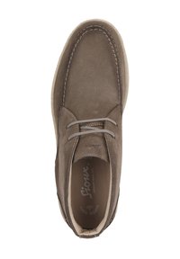 Scarpa in suede marrone con punta arrotondata, due occhielli e suola in gomma chiara. Presenta cuciture lungo i bordi e un branding minimale.