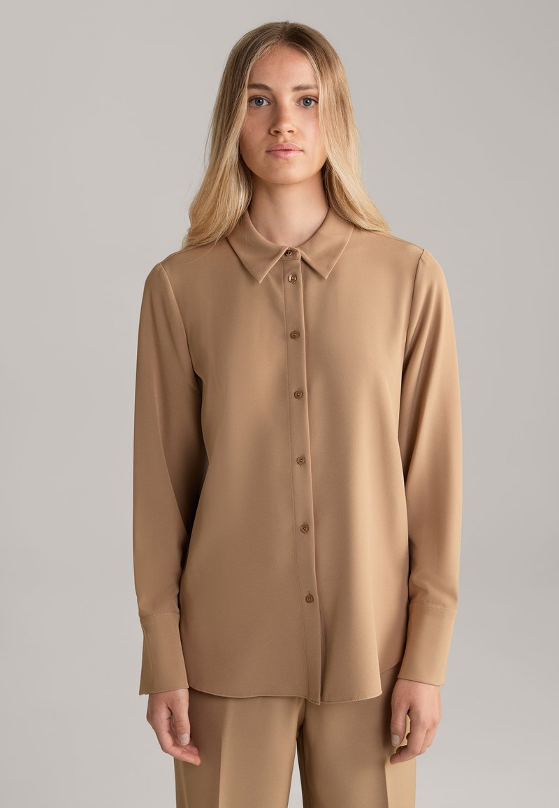 Beige blouse met lange mouwen, gemaakt van een gladde stof, met een knoopsluiting aan de voorkant, een klassieke kraag en nauwsluitende manchetten.