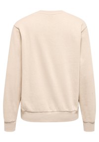 Beige sweater med rund hals og ribbede manchetter og kant, der fremviser en glat tekstur og et enkelt design uden synlig branding eller mønstre.
