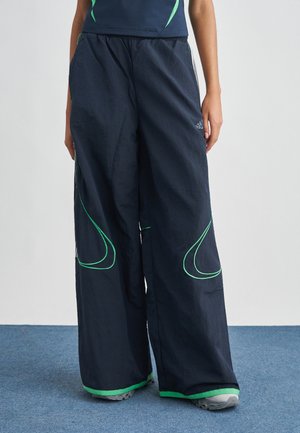 Pantaloni navy a gamba larga con cuciture accentate verdi, vita elasticizzata e tasche laterali, realizzati in tessuto leggero e strutturato.