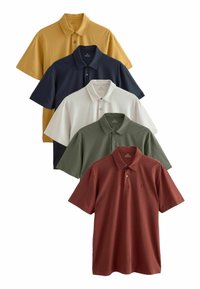 Koszulki polo w pięciu kolorach: musztardowy żółty, granatowy, biały, oliwkowy i ceglasty czerwony. Posiadają krótkie rękawy i kołnierzyk. Materiał bawełniany.