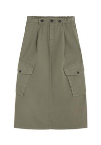 Falda cargo verde olivo hecha de tejido resistente, con dos bolsillos laterales, delantera con pliegues, cinturilla elástica y dos botones negros.