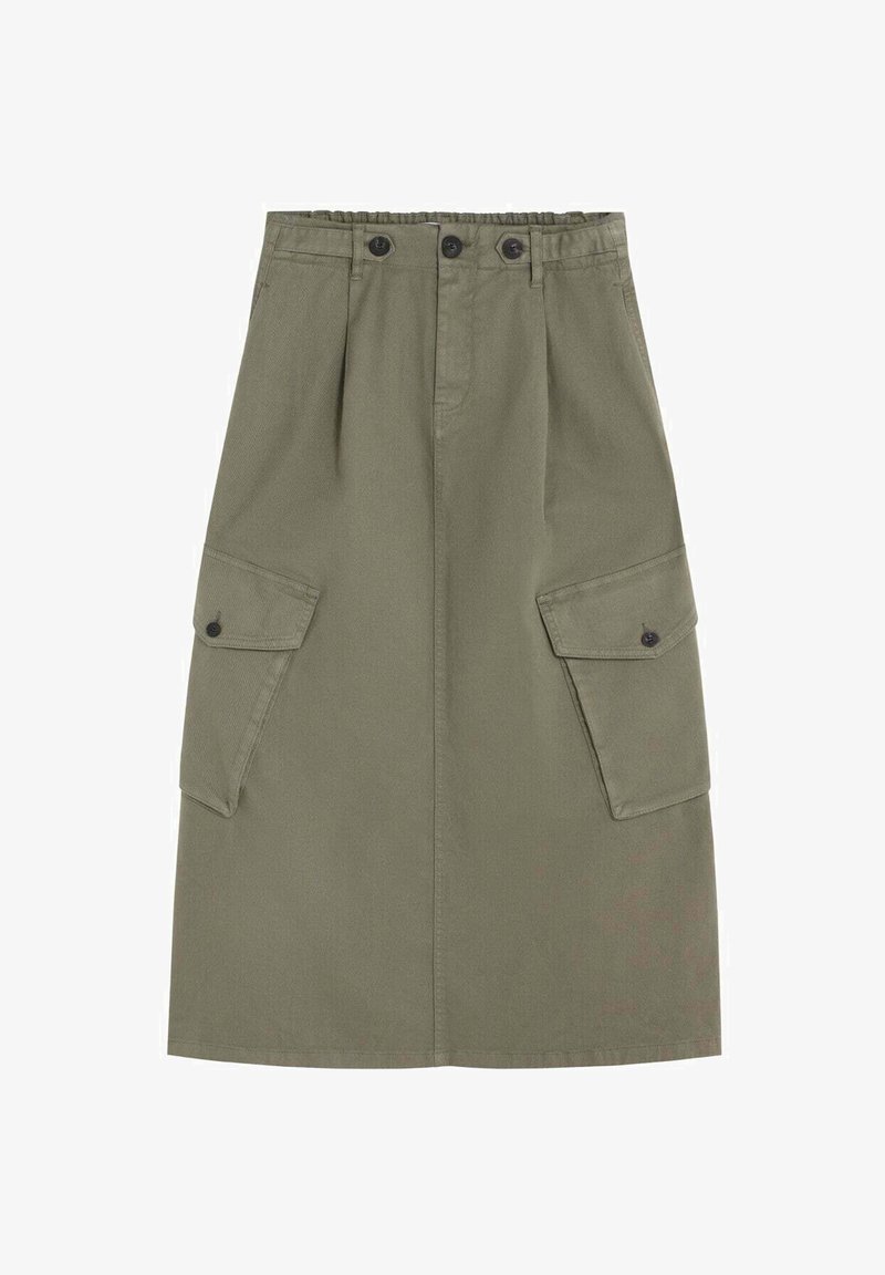Falda cargo verde olivo hecha de tejido resistente, con dos bolsillos laterales, delantera con pliegues, cinturilla elástica y dos botones negros.