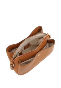 Bruine leren schoudertas met een gladde textuur, ritssluiting en meerdere vakken. Het interieur heeft een lichte voering en merkopdruk.