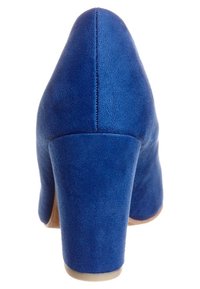 Blå mocka högklackad sko med rund tå och kraftig klack. Texturen är mjuk och slät, med synliga sömnadsdetaljer.