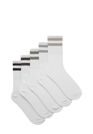 Cinque paia di calzini bianchi con strisce colorate in cima, nei colori nero, marrone scuro, verde oliva, grigio e marrone chiaro. Morbidi al tatto, di lunghezza alla caviglia.
