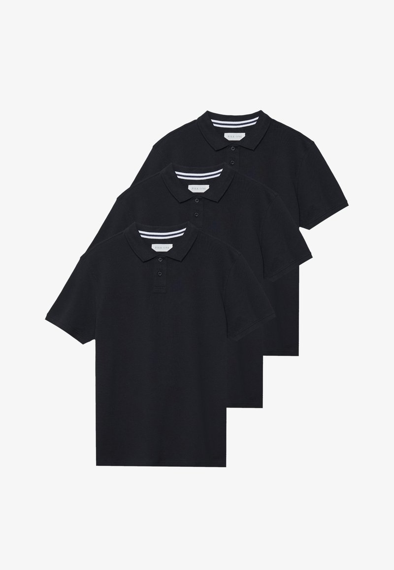 Drei schwarze Poloshirts aus Baumwolle mit klassischem Kragen, zwei Knopf-Leiste und kontrastierenden gestreiften Details am Kragen.