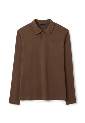 Camisa polo de manga larga marrón con cuello de botón, bolsillo en el pecho y textura suave. Fabricada en algodón con un ajuste relajado.