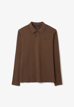Polo shirt marrone a maniche lunghe con colletto abbottonato, taschino sul petto e texture morbida. Realizzato in cotone con una vestibilità comoda.