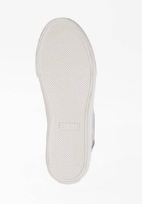 Sneaker lilla chiaro con suola in gomma testurizzata, intersuola bianca e logo "GUESS" impresso. Il design presenta una parte superiore liscia e una punta arrotondata.