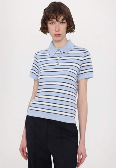 Kurzärmliges Poloshirt in Hellblau mit marineblauen und weißen Streifen. Verfügt über einen gerippten Kragen, eine Drei-Knopf-Leiste und gestickte Details.