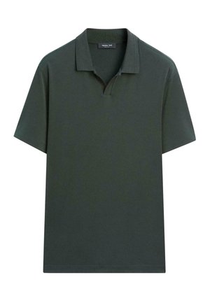 Polo verde scuro a maniche corte con colletto e piccolo spacco, mostrata distesa su sfondo bianco.