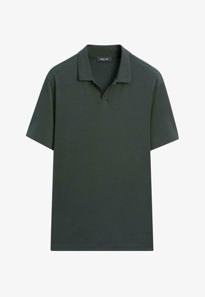 Polo verde scuro a maniche corte con colletto e piccolo spacco, mostrata distesa su sfondo bianco.