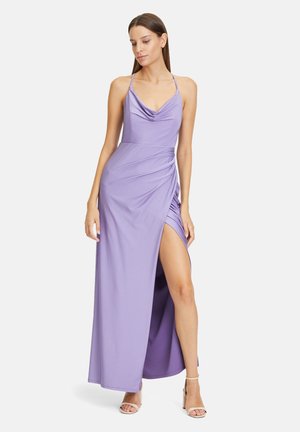 Lila Maxikleid mit Cowl-Ausschnitt, verstellbaren Trägern, Seitenschlitz und gerafften Details. Glattes Material mit einem schlichten, eleganten Design.