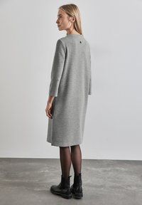 Street One KNIELANGES GLITZER - Strickkleid - grau