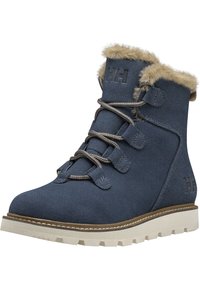 Botas de tobillo de gamuza azul con borde de pelo sintético, diseño de cordones, suela de goma y suela exterior beige contrastante. Detalle de logo embossado en el costado.