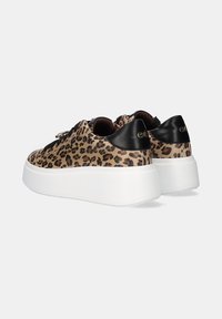 Zapatillas con estampado de leopardo, con detalles en cuero negro y una suela blanca gruesa, que cuentan con una puntera redondeada y cordones planos.