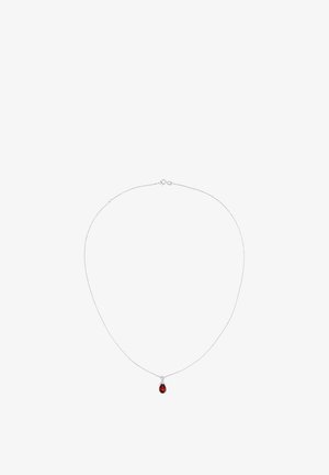 Collier en chaîne argentée ornée d'un pendentif en forme de goutte rouge avec une surface lisse et une finition brillante.