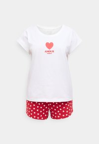 Σετ πυτζάμας με κοντό μανίκι που περιλαμβάνει λευκό βαμβακερό μπλουζάκι με κόκκινη καρδιά και το κείμενο «AMOUR», συνδυασμένο με κόκκινα σορτς διακοσμημένα με μικρές λευκές καρδιές.