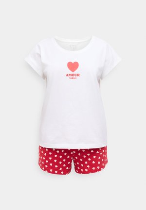 Set di pigiama a maniche corte con top in cotone bianco decorato con un cuore rosso e la scritta “AMOUR”, abbinato a pantaloncini rossi con piccoli cuori bianchi.