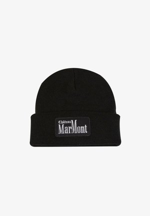 Schwarze gestrickte Mütze mit umgeschlagenem Bündchen, ausgestattet mit einem rechteckigen weißen und grauen Etikett, auf dem "Château MarMont" steht.