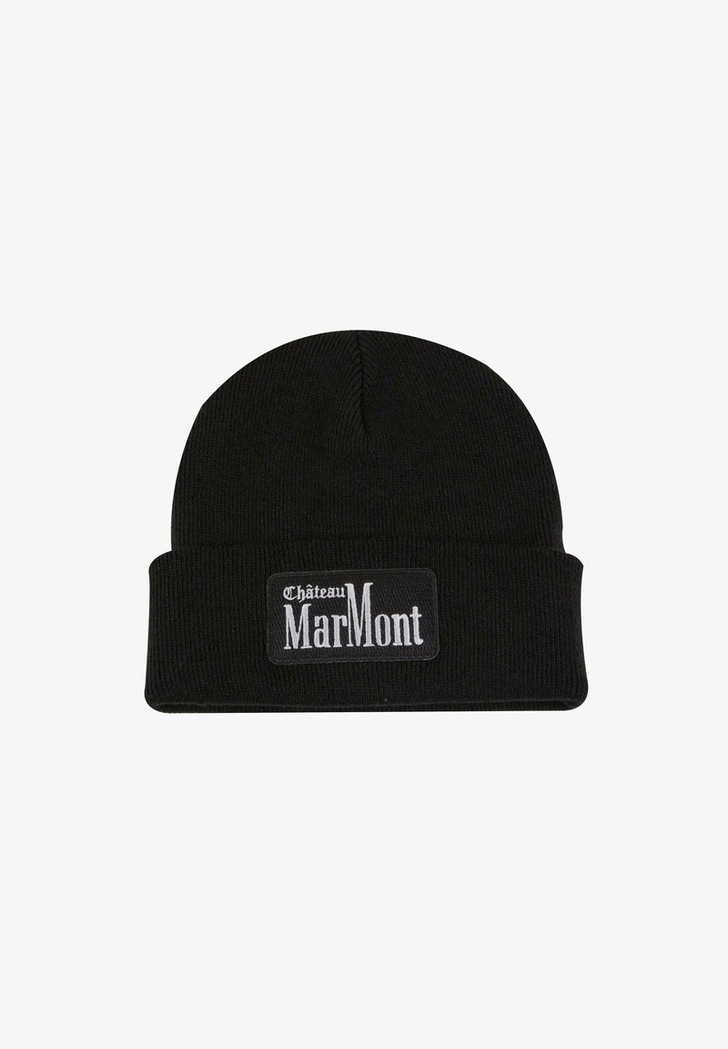 Čierna pletená čiapka s prehnutým lemom, s obdĺžnikovou bielo-sivou etiketou, na ktorej je napísané "Château MarMont."