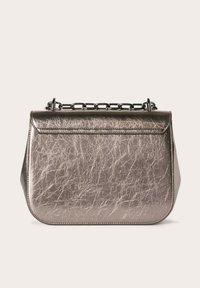 Metallisch silberne Handtasche mit strukturiertem Finish, rechteckiger Form und einem oberen Kettenhenkel. Klare Linien und minimalistisches Design.