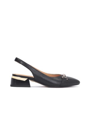 Chaussure à lanière arrière en cuir noir avec un bout pointu et un petit talon bloc orné d'un détail doré. Texture lisse et design minimaliste.