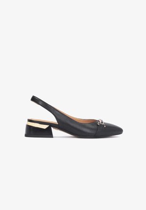 Czarny skórzany but na pasek z tyłu, o szpiczastym nosku i niskim, szerokim obcasie z złotym akcentem. Gładka faktura i minimalistyczny design.