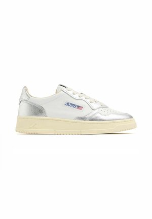 Sneaker bianca con dettagli argento, suola beige, lacci e logo blu "Autry" con una piccola bandiera americana sul lato.
