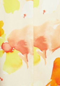 Tela floral en estilo suave de acuarela, con flores amarillas, naranjas y rosas sobre un fondo beige claro con textura mate y suave.