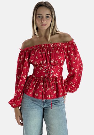 Rote Schulterfrei-Bluse mit langen Puffärmeln, floralem Muster, gerafftem Ausschnitt und tailliertem Bund mit Schnürdetails. Kombiniert mit blauen Jeans.
