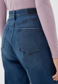 s.Oliver SURI: WIDE LEG MIT GLITZERGARN - Jeansy Dzwony
