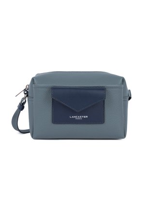 Petit sac rectangulaire en cuir gris avec poche avant enveloppe bleu marine et logo blanc "Lancaster Paris", fermeture éclair et bandoulière amovible.